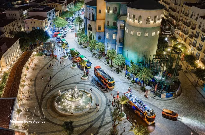 Por las noches, los coches se congregan en el complejo Sunset Town para disfrutar del ocio en la zona especial de Phu Quoc. (Foto: VNA)