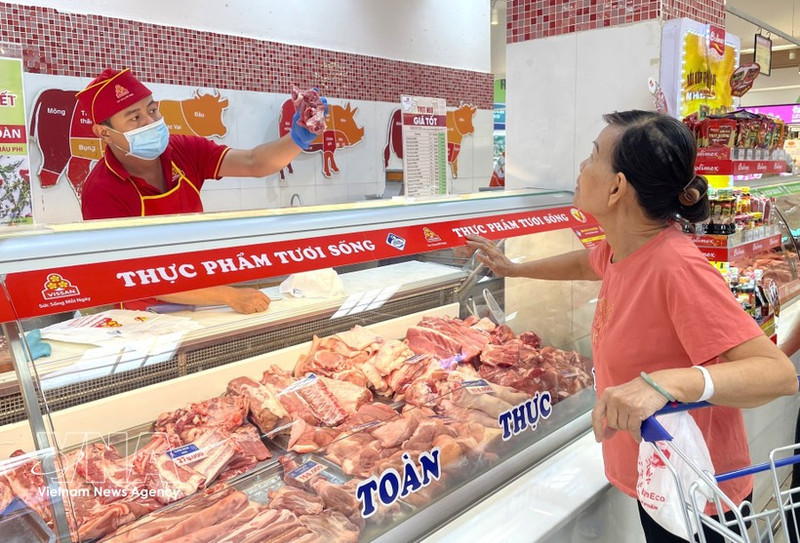 Una cliente compra carne de cerdo en el supermercado Coopmart en Ciudad Ho Chi Minh. (Foto: VNA)