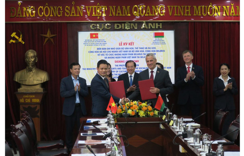 En el acto de firma. 