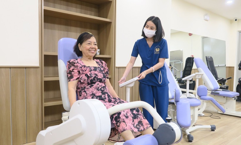 Personas de tercera edad en reciben atención médica. (Foto: VNA)