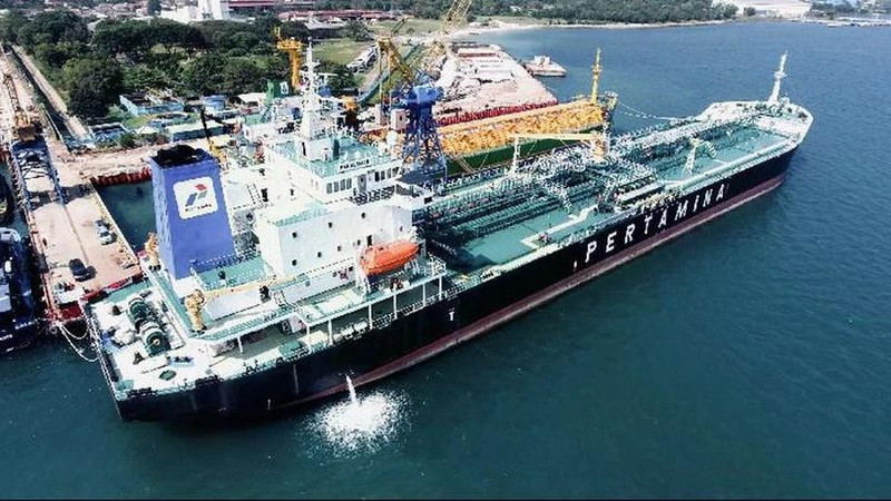 Un petrolero de PT Pertamina International Shipping (PIS) atracado en un puerto de Indonesia el 4 de julio de 2025. (Foto: Tempo)