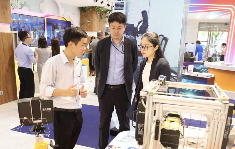 Empresas vietnamitas presentan productos a sus socios en la Semana de Conexión Comercial y Exhibición de Productos de 2025 para las Industrias de Tecnología Mecánica, Eléctrica y Digital. (Foto: VNA).