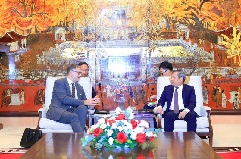 El presidente del Comité Popular de Hanói, Vu Dai Thang, recibe al embajador de Francia en Vietnam, Olivier Brochet. (Foto: hanoimoi.vn)