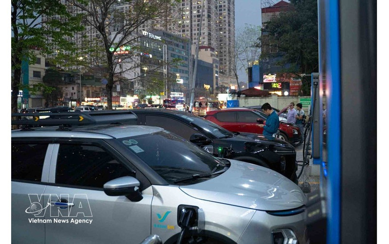 Hanoienses se adaptan a los medios de transporte verde (Foto: VNA)