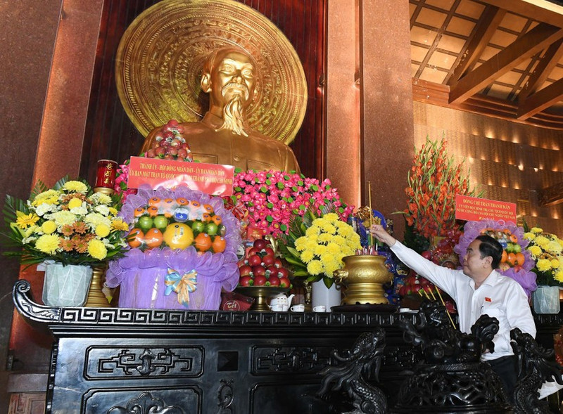 Presidente de Asamblea Nacional rinde homenaje a los heroicos mártires en Ciudad Ho Chi Minh. (Foto: daibieunhandan.vn)