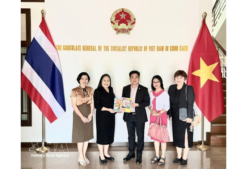 Dinh Hoang Linh (en el centro), cónsul general de Vietnam en Khon Kaen, entrega un obsequio conmemorativo a Orathai Piayura, decana de la Facultad de Humanidades y Ciencias Sociales de la Universidad de Khon Kaen. (Foto: VNA)