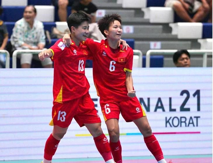 La selección femenina de fútbol sala de Vietnam celebra su victoria contra Indonesia. (Foto: FA Tailandia)