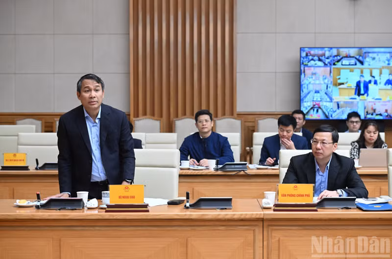 El viceministro de Relaciones Exteriores, Nguyen Minh Vu, interviene en la reunión. (Foto: VNA)