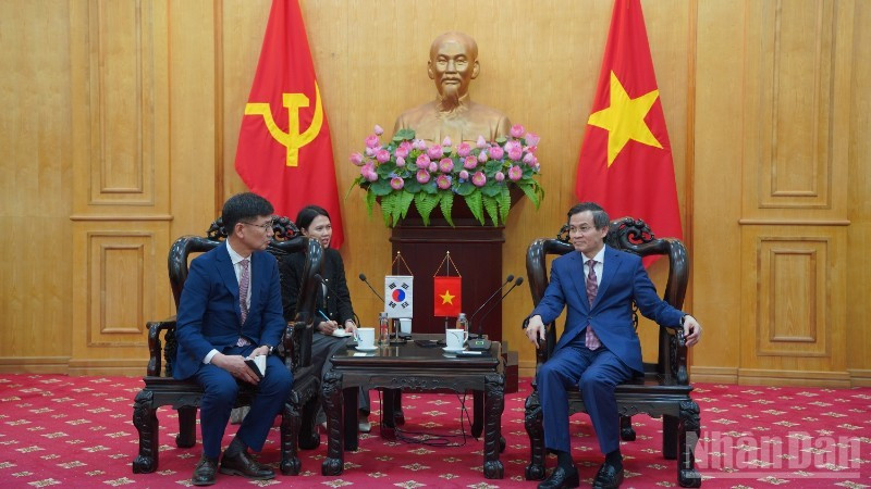 El director de la Academia Nacional de Política Ho Chi Minh, Doan Minh Huan (derecha), recibe al director general del Grupo Samsung Vietnam, Na Ki Hong. 