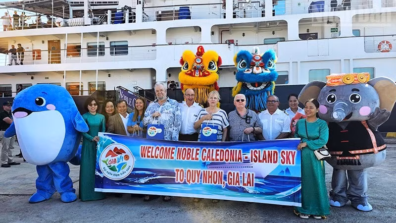 Gia Lai da la bienvenida a los turistas internacionales que llegan en el crucero Noble Caledonia-Island Sky.