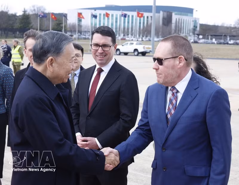 Funcionarios australianos despiden al secretario general del Partido Comunista y presidente de Vietnam, To Lam, en el Aeropuerto Internacional de Canberra. (Foto: VNA)