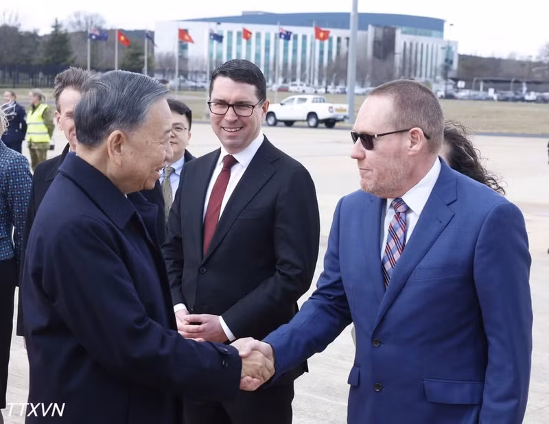 Funcionarios australianos despiden al máximo dirigente vietnamita en el Aeropuerto Internacional de Canberra. (Foto: VNA)