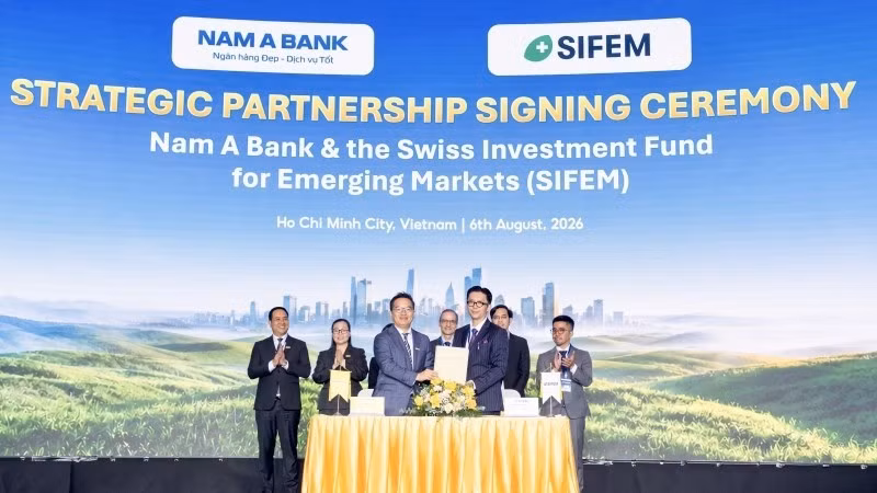 Firma del acuerdo internacional de crédito verde entre el banco Nam A y el Fondo Suizo de Inversión. (Foto: Comité Organizador)