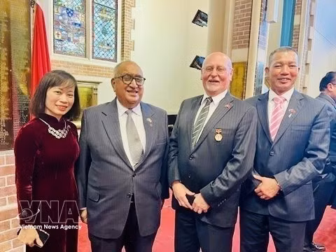El presidente interino de la Asociación de Amistad Nueva Zelanda-Vietnam, Anand Satyanand (segundo desde la izquierda), con miembros de la asociación. (Foto: VNA)