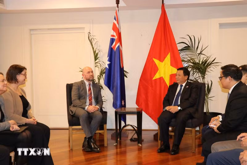 En la reunión de trabajo entre la delegación de la Academia Nacional de Política Ho Chi Minh y el Consejo Teórico Central de Vietnam con el Departamento de Asuntos Exteriores y Comercio de Australia (DFAT). (Foto: VNA)