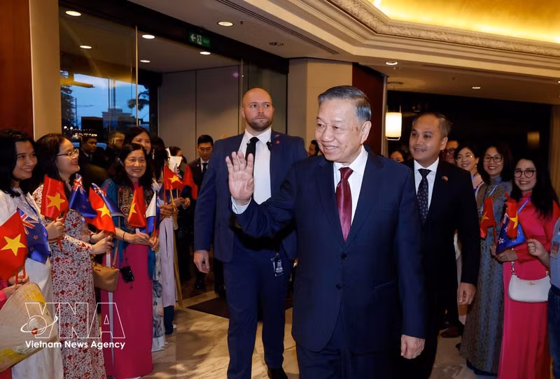 Funcionarios de la embajada y representantes de la comunidad vietnamita en Nueva Zelanda reciben al secretario general y presidente de Vietnam, To Lam. Foto: VNA