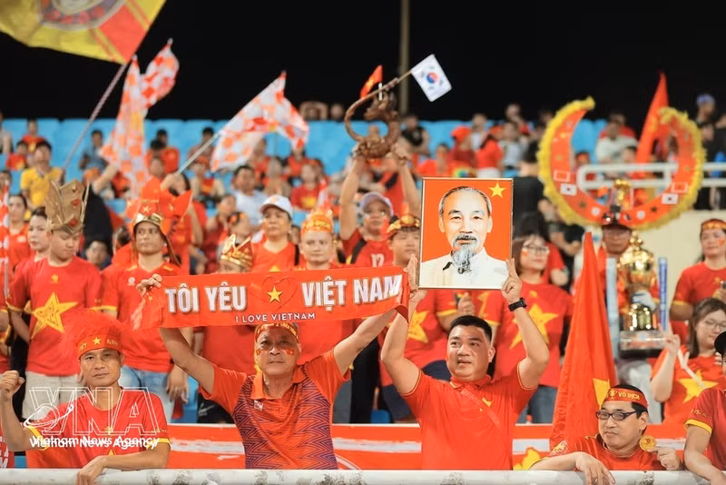 Los aficionados apoyan a los jugadores locales en el Estadio My Dinh el 7 de agosto. (Foto: VNA)