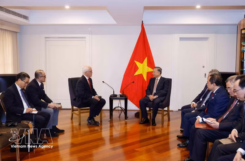 El secretario general del Partido Comunista de Vietnam y presidente del Estado, To Lam, recibe al ex primer ministro de Australia Malcolm Turnbull AC, presidente de la empresa tecnológica Advanced Navigation. (Foto: VNA)