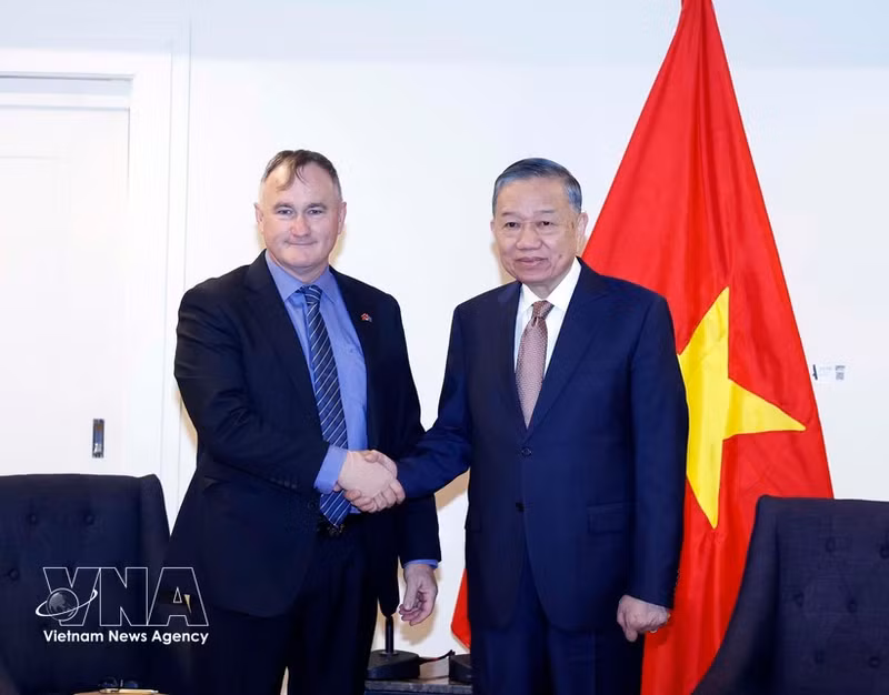 El secretario general del Partido Comunista de Vietnam y presidente del Estado, To Lam, recibe a Craig Bradshaw, director ejecutivo de EQ Resources Limited (Australia). (Foto: VNA)