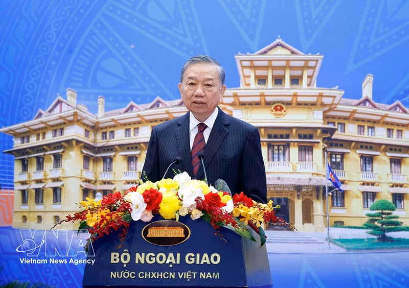 El secretario general del Partido Comunista de Vietnam y presidente de la República, To Lam, pronuncia su discurso en la cita. (Foto: VNA)
