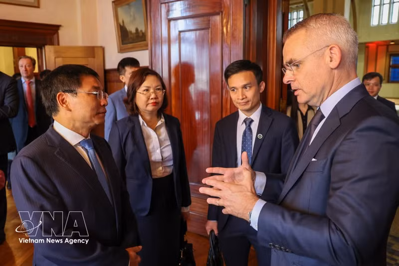 El viceprimer ministro vietnamita Nguyen Van Thang se reúne con René van Vlerken, director ejecutivo de la bolsa neerlandesa Euronext Amsterdam. (Foto: VNA)