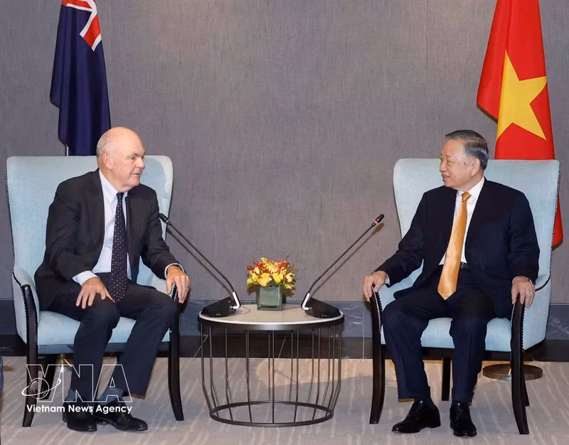 El secretario general del Partido Comunista y presidente de Vietnam, To Lam, recibe a Steven Joyce, presidente interino de la Asociación de Amistad Nueva Zelanda-Vietnam. (Foto: VNA)