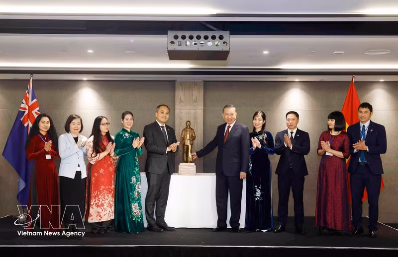 El secretario general del Comité Central del Partido Comunista de Vietnam y presidente de la República, To Lam, entrega una estatua del Presidente Ho Chi Minh a la Embajada vietnamita en Nueva Zelanda. (Foto: VNA)