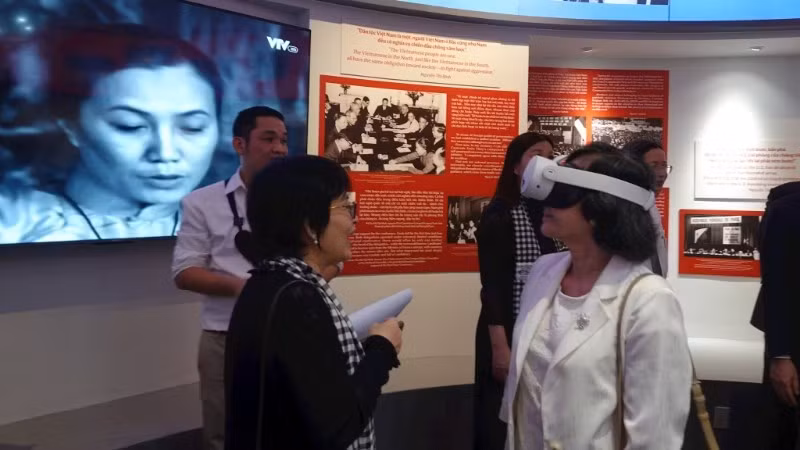 Delegados en un espacio interactivo que incorpora tecnología digital en el Museo de los Vestigios de la Guerra. (Foto: nhandan.vn)
