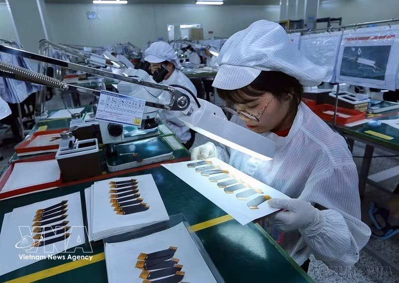 Una línea de inspección de placas de circuitos electrónicos en una empresa de inversión surcoreana en el Parque Industrial Yen Phong (Bac Ninh). (Foto: VNA)