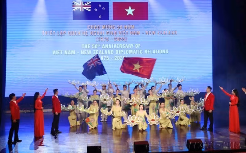 Ceremonia conmemorativa por el 50 aniversario de las relaciones diplomáticas entre Vietnam y Nueva Zelanda (1975-2025), organizada por el Comité Popular de Ciudad Ho Chi Minh el 28 de noviembre de 2025. (Foto: VNA)