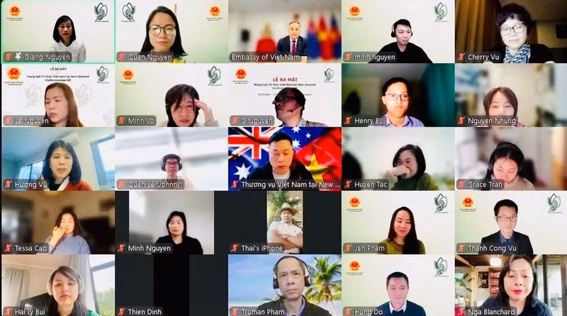 Presentación de la Red de Intelectuales Vietnamitas en Nueva Zelanda, integrada por cerca de 100 miembros, entre ellos expertos, académicos, empresarios, estudiantes de posgrado, universitarios y trabajadores que viven, estudian y trabajan en distintas partes del país. (Foto: Cortesía de la Embajada de Vietnam en Nueva Zelanda)