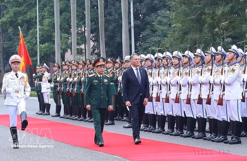 El ministro de Defensa de Vietnam, general Phan Van Giang, recibe al viceprimer ministro y titular de Defensa de Australia, Richard Males, en 25/11/2022. (Foto: VNA)
