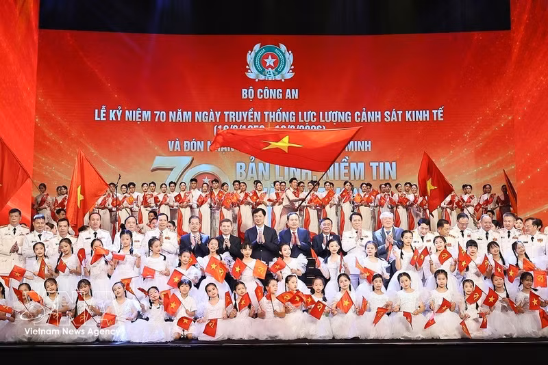 El presidente de la AN, Tran Thanh Man, junto a los delegados participantes en el acto conmemorativo. (Foto: VNA)