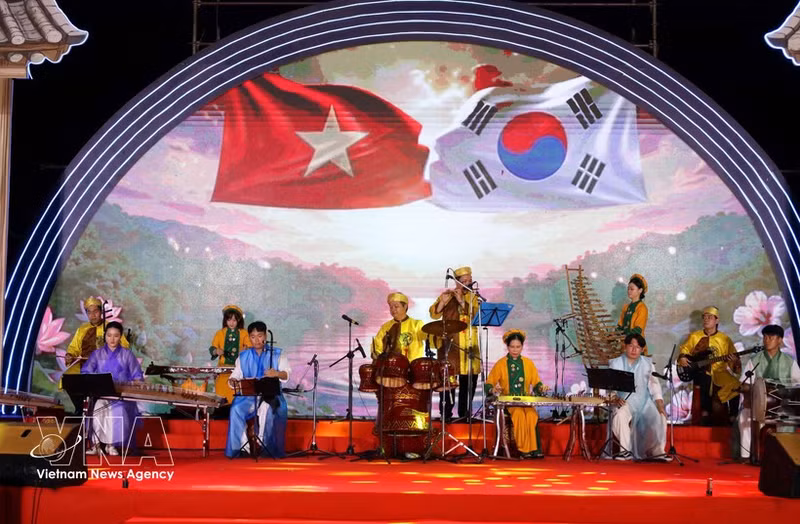 Una actuación en el Festival Vietnam-Corea del Sur 2026 en la ciudad de Da Nang. (Foto: VNA)