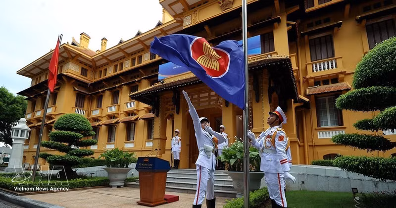 Ceremonia de izado de banderas con motivo del 31º aniversario de la adhesión de Vietnam a la Asean y del 59º aniversario de la fundación de la Asociación de Naciones del Sudeste Asiático, celebrada el 31 de julio de 2026 en Hanói. (Foto: VNA)