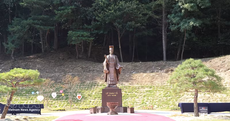 Estatua del rey Ly Thai To en Bonghwa. (Foto: VNA)
