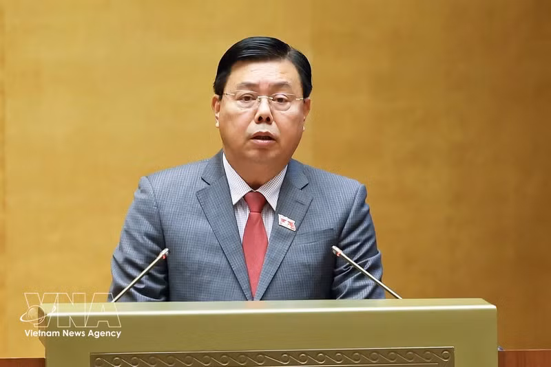 El ministro del Interior, Nguyen Tien Hai, en representación del Primer Ministro, presentó el informe sobre dos asuntos: la creación de las ciudades de Quang Ninh y Bac Ninh. (Foto: VNA)