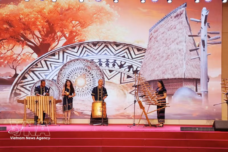 La interpretación de instrumentos musicales tradicionales en el evento de conexión turística organizado por el Servicio de Cultura, Deportes y Turismo de la provincia de Lam Dong contribuye a preservar la identidad cultural y promover el desarrollo del turismo. (Foto: VNA)