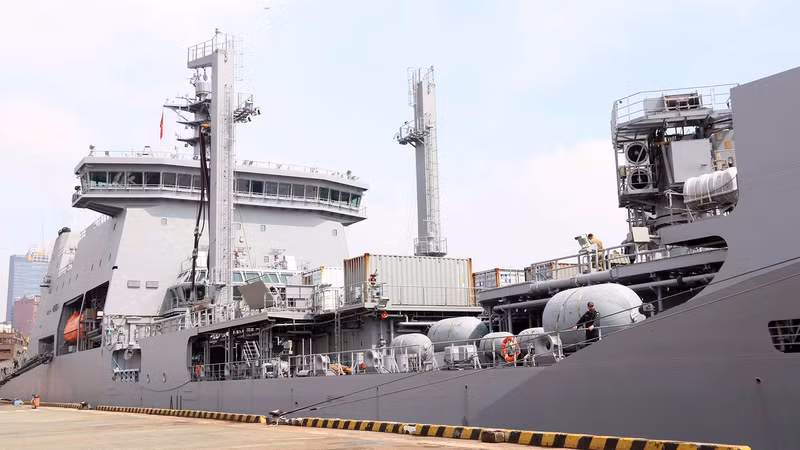 El 23 de octubre de 2025, el buque logístico HMNZS Aotearoa, de la Armada Real de Nueva Zelanda, atracó en el puerto internacional Nha Rong-Khanh Hoi para iniciar una visita de amistad de cinco días a Ciudad Ho Chi Minh, con motivo del 50º aniversario de las relaciones diplomáticas Nueva Zelanda-Vietnam. (Foto: VNA)