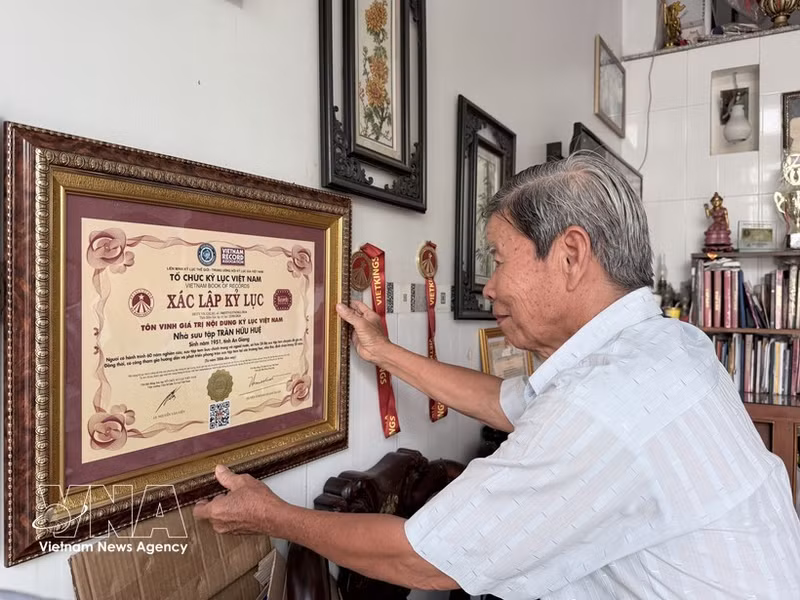 A comienzos de 2026, VietKings reconoció a Huu Hue y a su esposa por poseer la mayor colección temática de sellos postales sobre cultura, historia y vida cotidiana. (Foto: VNA)