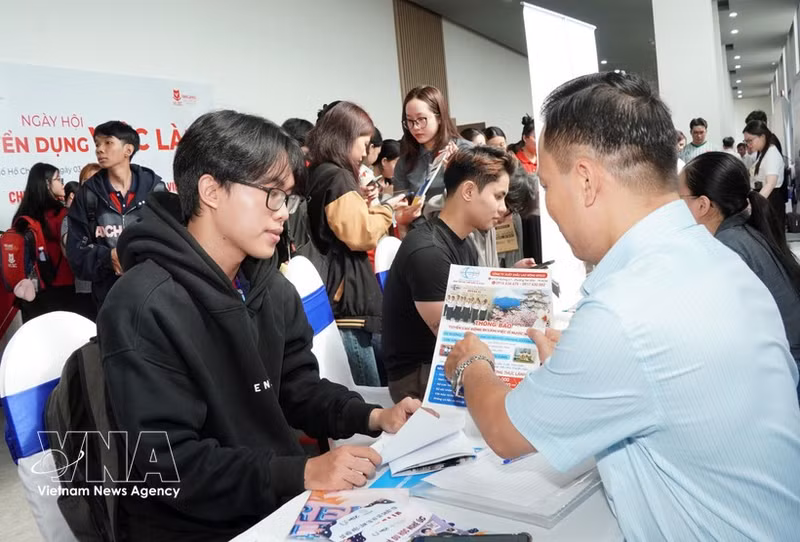 En el Día de reclutamiento y empleo de 2026, organizado por Centro de Servicios de Empleo Juvenil de Ciudad Ho Chi Minh. (Foto: VNA)