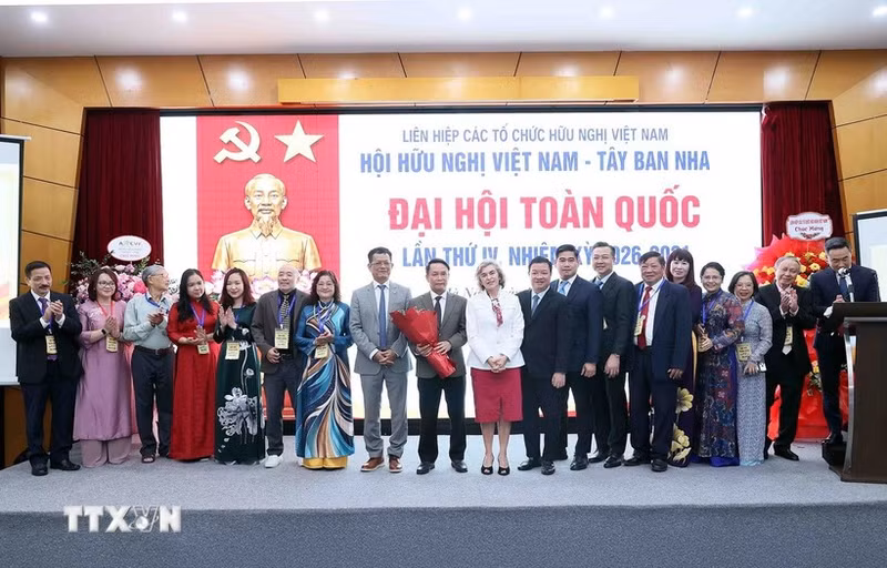 El Comité Ejecutivo de la Asociación de Amistad Vietnam-España para el período 2026-2031 se presenta ante el Congreso. (Foto: An Dang/VNA)