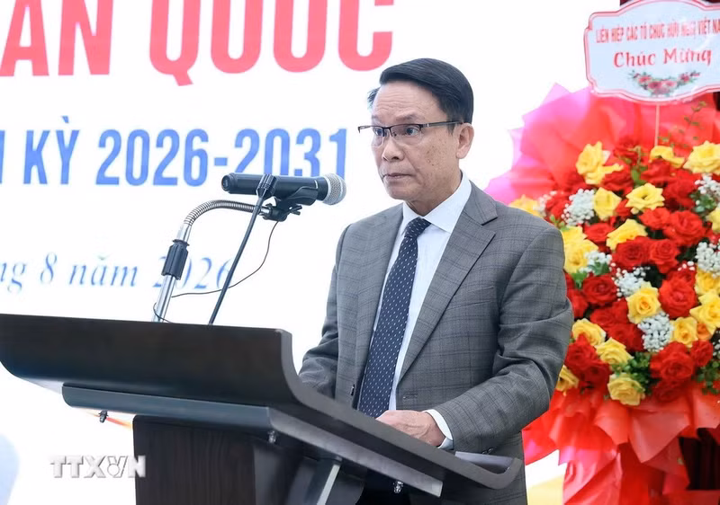 Nguyen Duc Loi, exmiembro del Comité Central del Partido Comunista de Vietnam, exdirector general de la Agencia Vietnamita de Noticias, vicepresidente permanente de la Asociación de Periodistas de Vietnam y presidente de la Asociación de Amistad Vietnam-España para el período 2026-2031, habla en la cita. (Foto: An Dang/VNA)