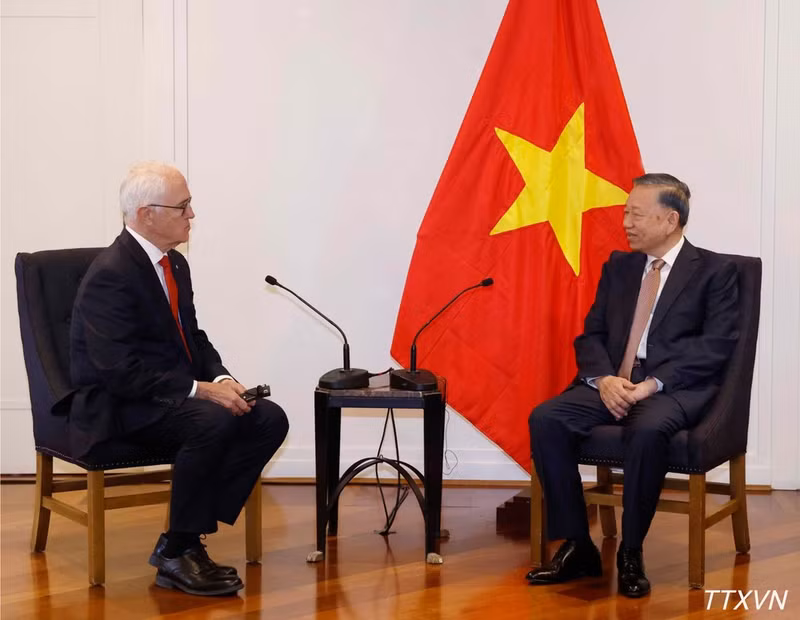 El máximo dirigente vietnamita conversa con el ex primer ministro australiano Malcolm Turnbull AC. (Foto: VNA)