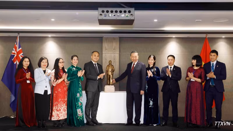 El secretario general del Partido Comunista y presidente de Vietnam, To Lam, obsequia un busto del Presidente Ho Chi Minh a la Embajada de Vietnam en Nueva Zelanda. (Foto: Thong Nhat/VNA)