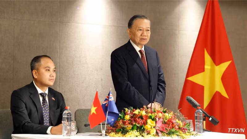 El máximo dirigente vietnamita conversa con funcionarios y empleados de la Embajada de Vietnam en Nueva Zelanda. (Foto: Thong Nhat/VNA)