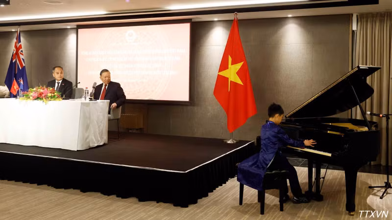 Una actuación de piano en saludo a la visita del secretario general del Partido Comunista y presidente de Vietnam, To Lam. (Foto: Thong Nhat/VNA)