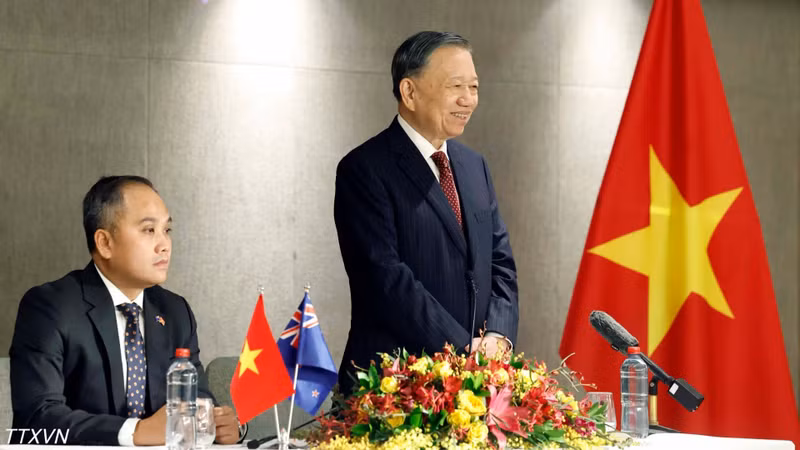El máximo dirigente vietnamita conversa con funcionarios y empleados de la Embajada de Vietnam en Nueva Zelanda. (Foto: Thong Nhat/VNA)