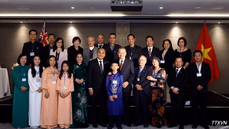 El máximo dirigente vietnamita y los delegados durante el encuentro. (Foto: Thong Nhat/VNA)