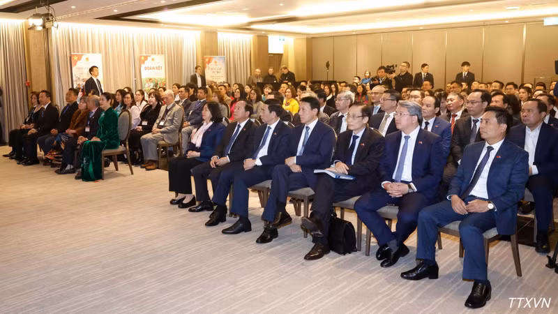 Delegados participantes en el encuentro con To Lam. (Foto: Thong Nhat/VNA)